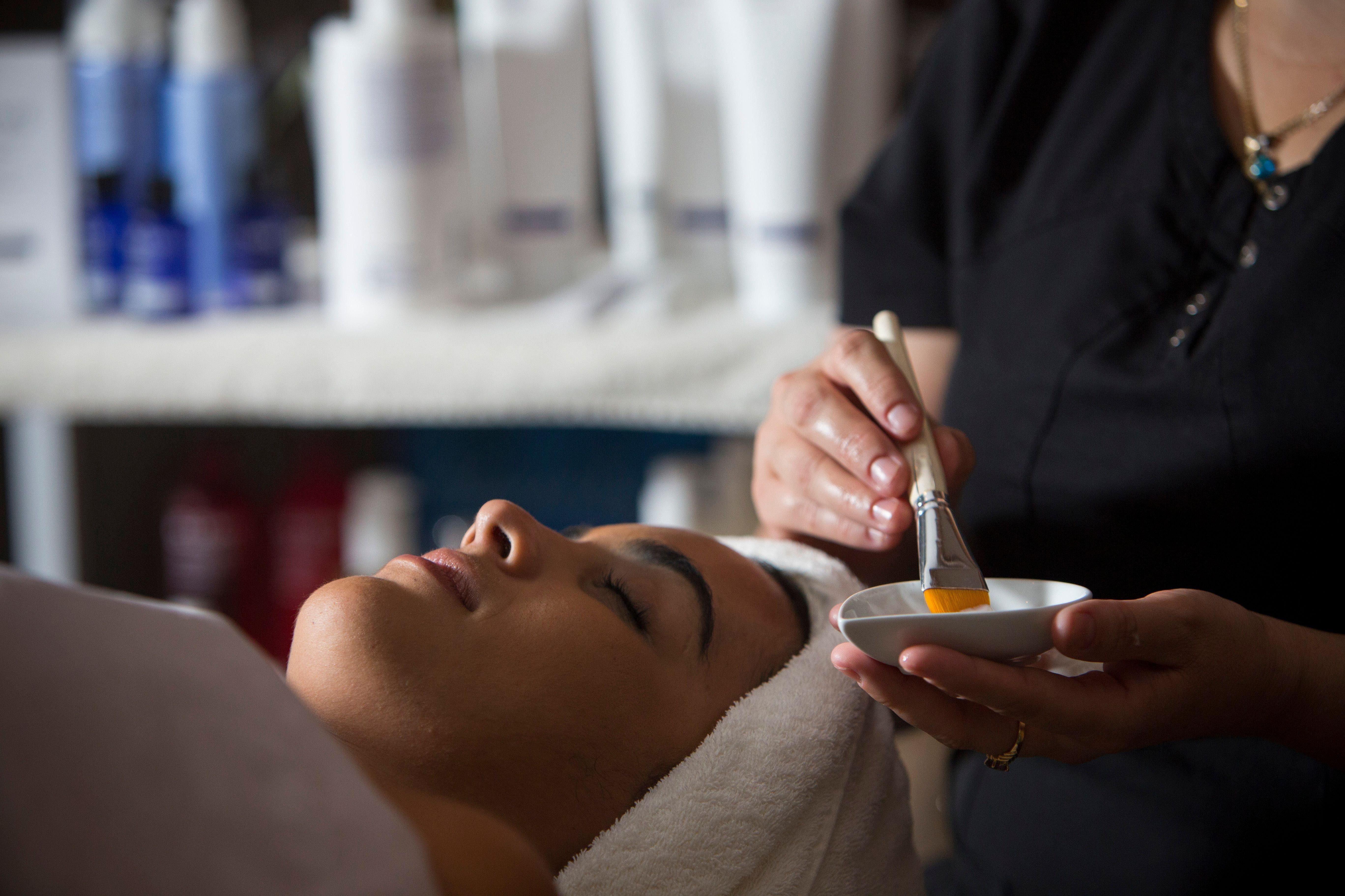 InterContinental Miami, an IHG Hotel Esterno foto A woman receiving a facial treatment