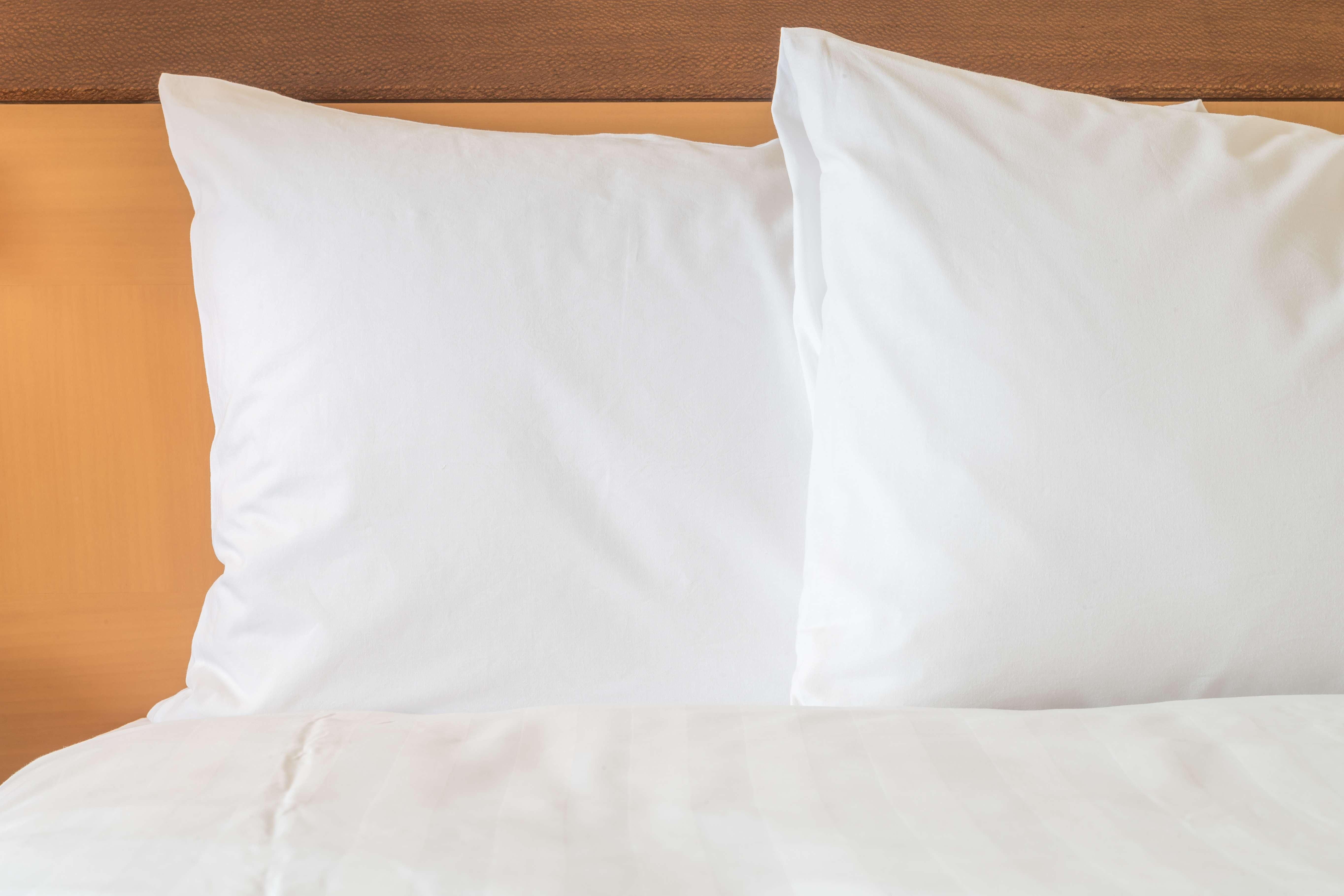 InterContinental Miami, an IHG Hotel Esterno foto Two pillows on a bed