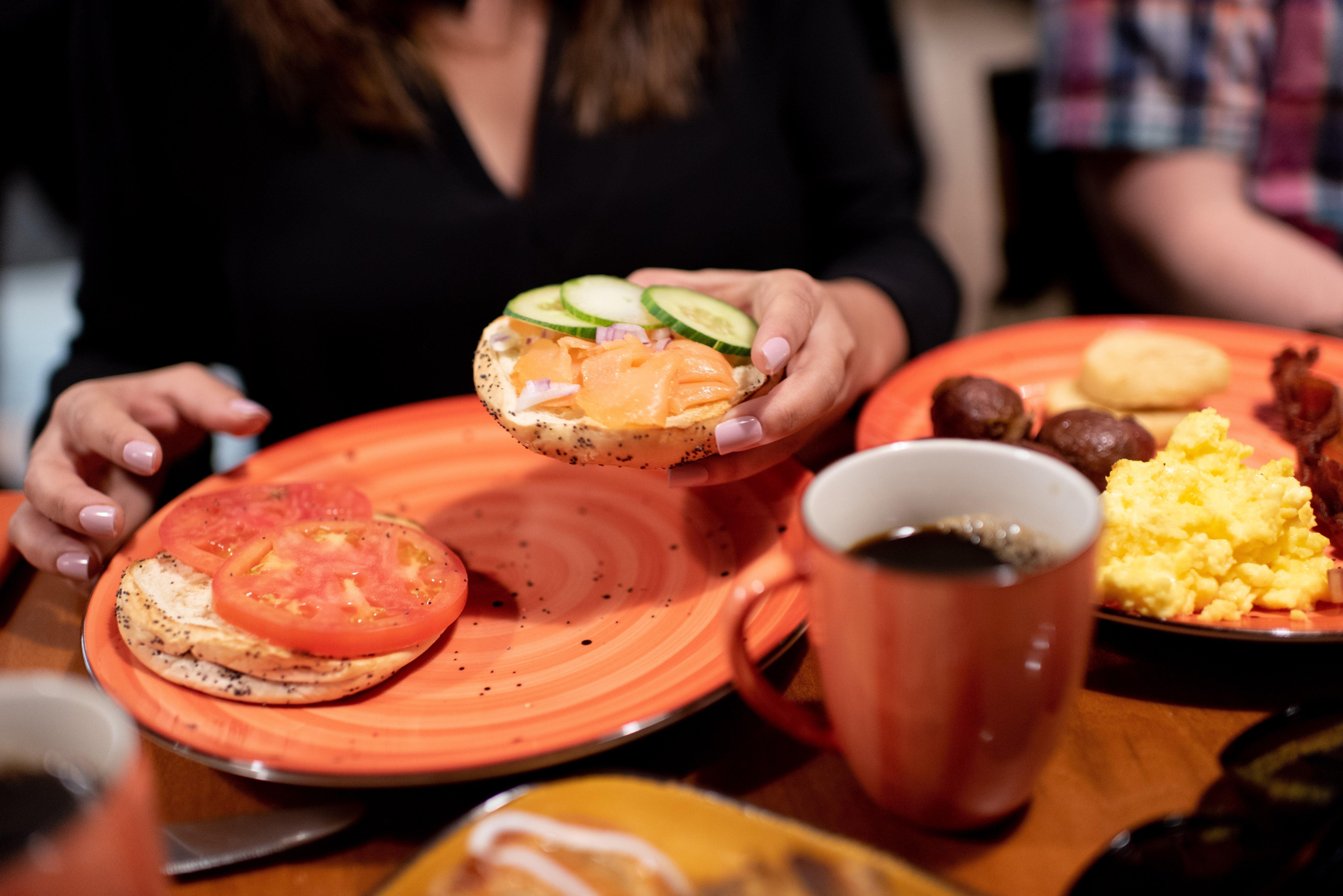 InterContinental Miami, an IHG Hotel Esterno foto A woman eating a bagel with cream cheese and a breakfast plate at a restaurant