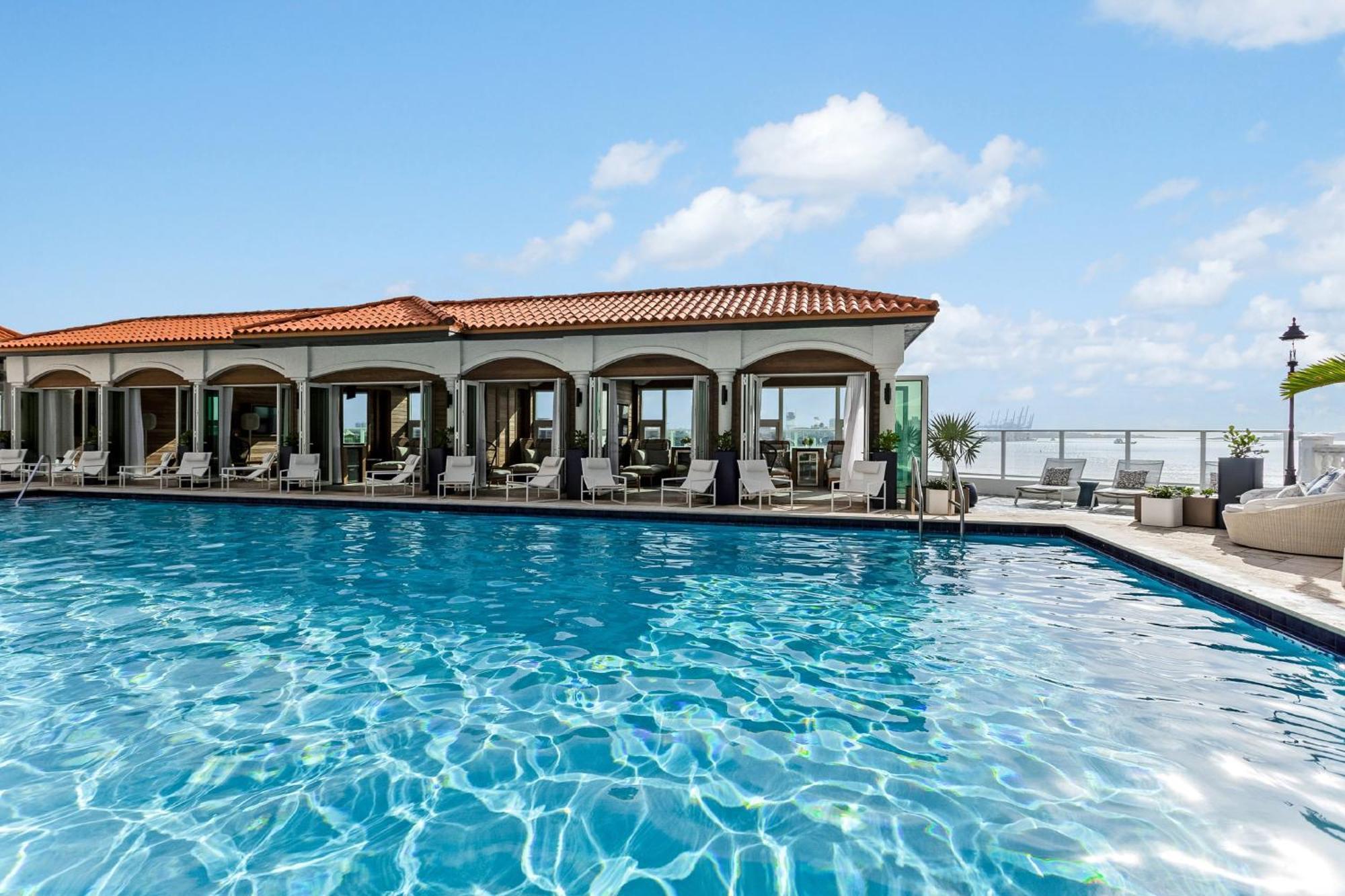 InterContinental Miami, an IHG Hotel Esterno foto The rooftop pool at the hotel