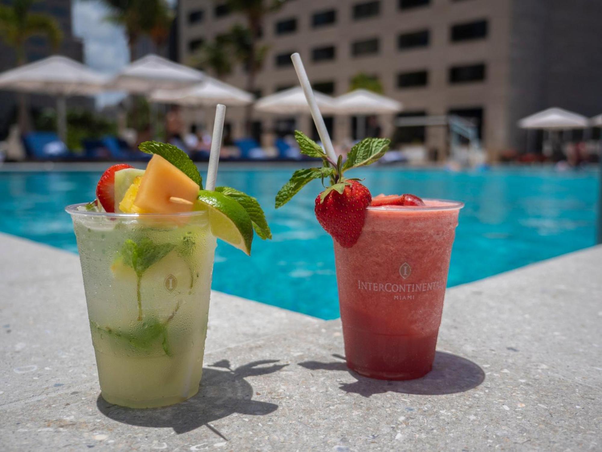 InterContinental Miami, an IHG Hotel Esterno foto Poolside drinks at the hotel