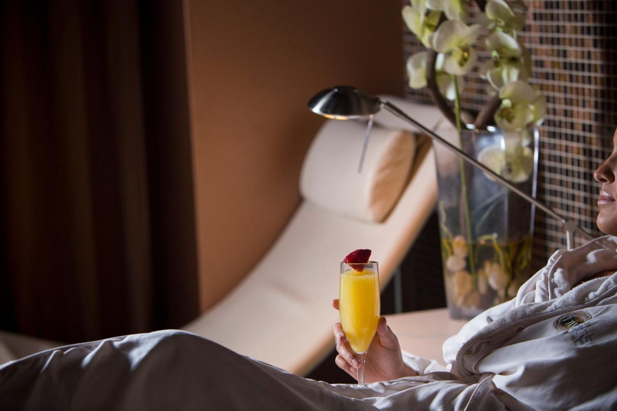 InterContinental Miami, an IHG Hotel Esterno foto A woman relaxing in a spa