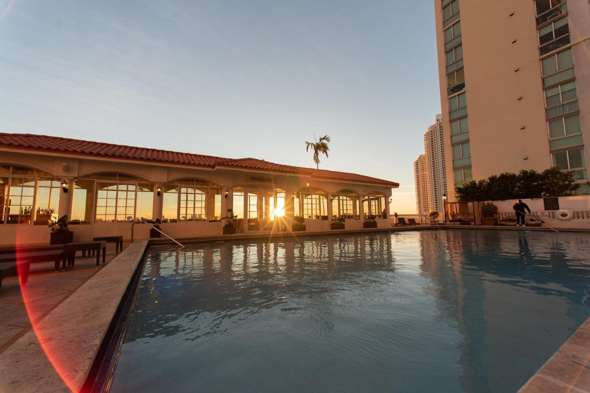 InterContinental Miami, an IHG Hotel Esterno foto The pool at the top of the hotel