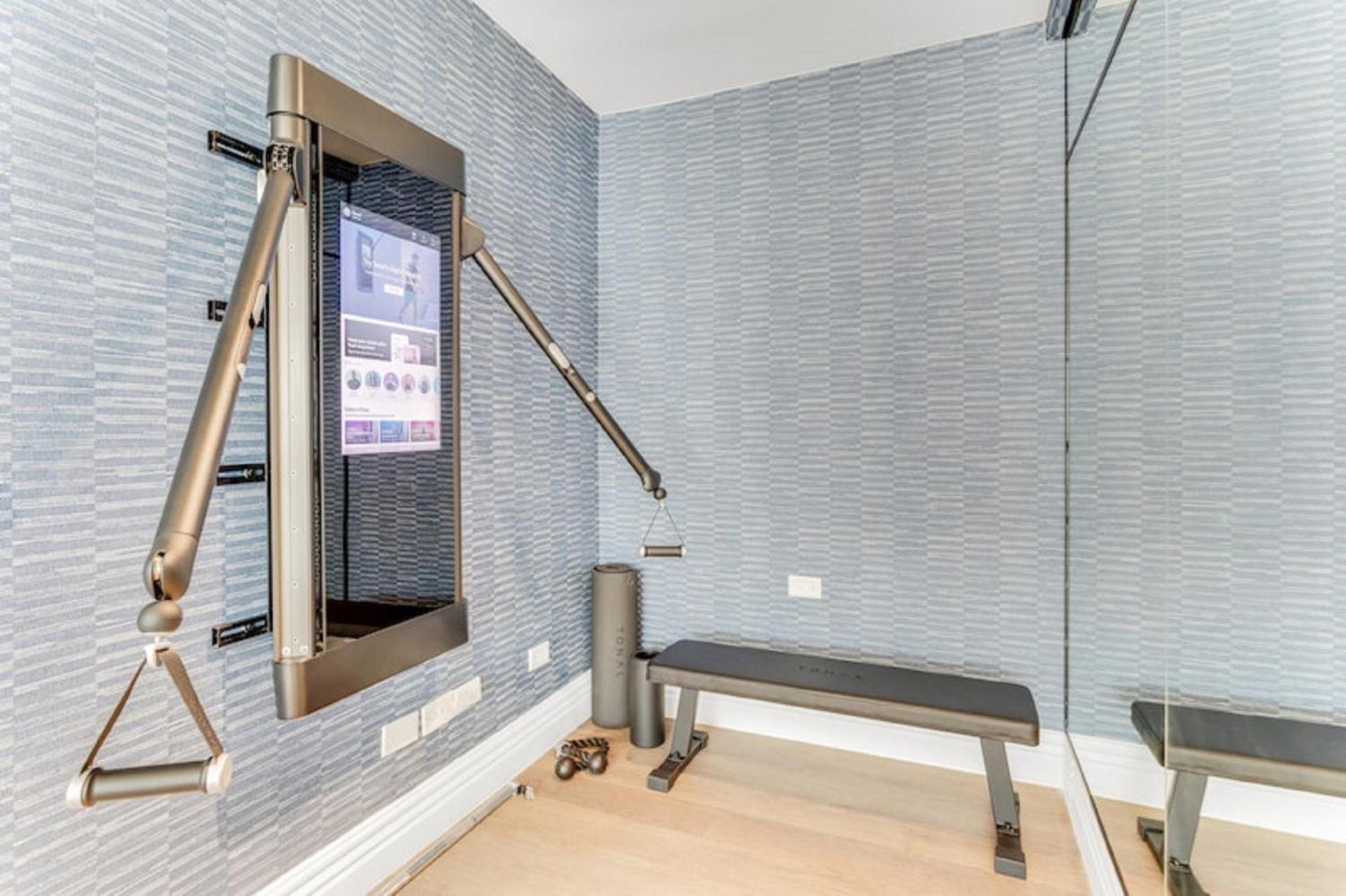 InterContinental Miami, an IHG Hotel Esterno foto A mirror-based personal trainer