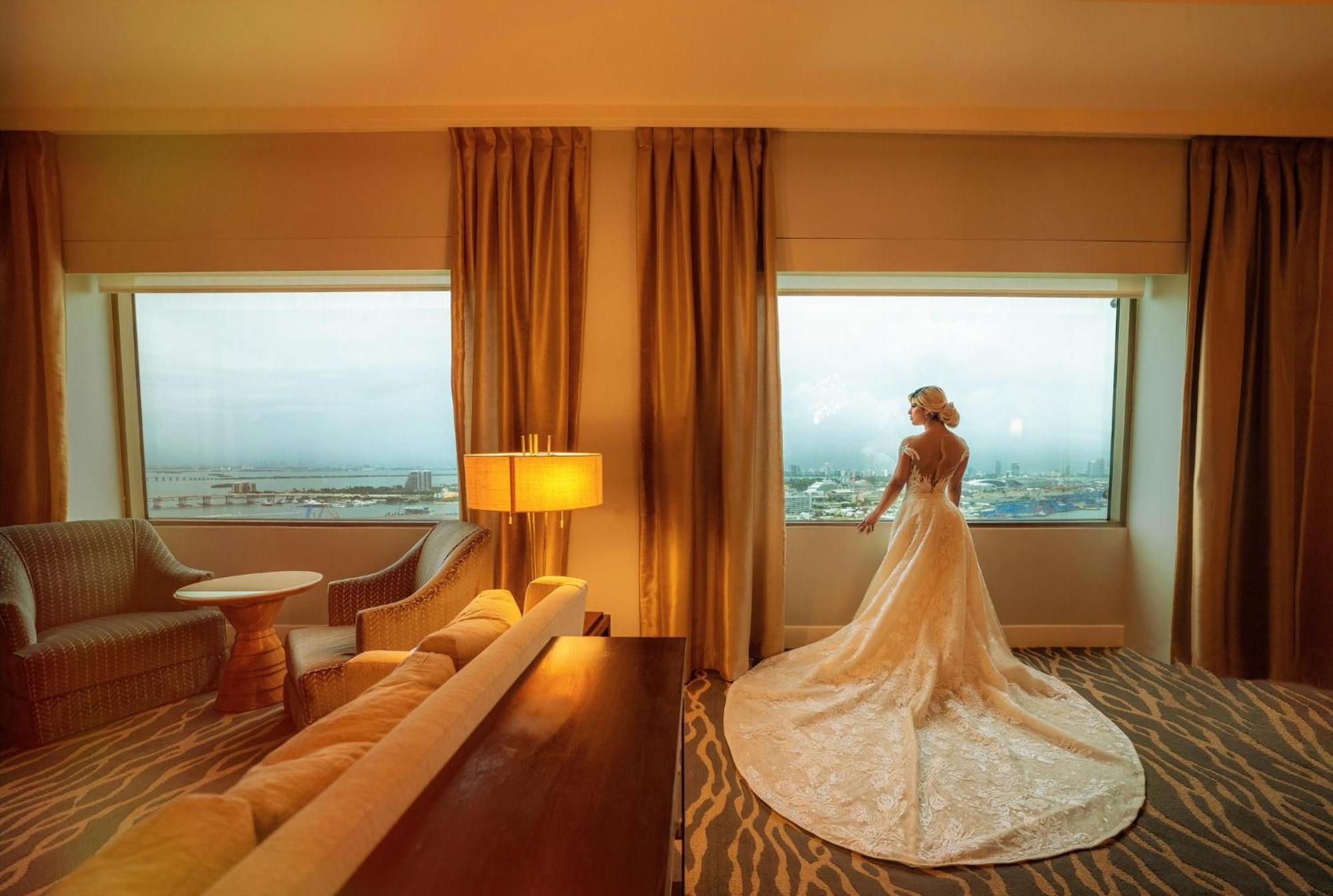 InterContinental Miami, an IHG Hotel Esterno foto A bride in a wedding dress